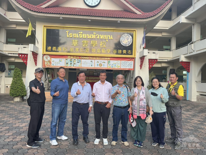 賓主華雲學校合影情景