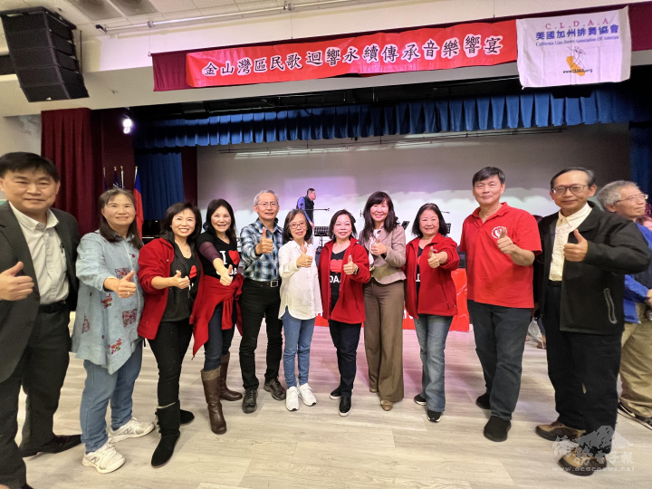 賴銘琪伉儷(中)、莊雅淑(右5)及第五屆音樂饗宴召集人黃本初與貴賓合影