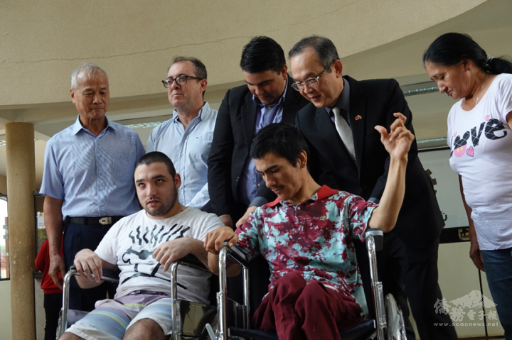 僑務委員江昭萱和駐東方市總領事張俊彬共同捐贈輪椅