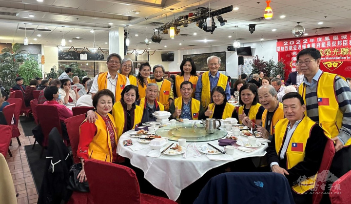 鳳凰城榮光聯誼會理事群合影