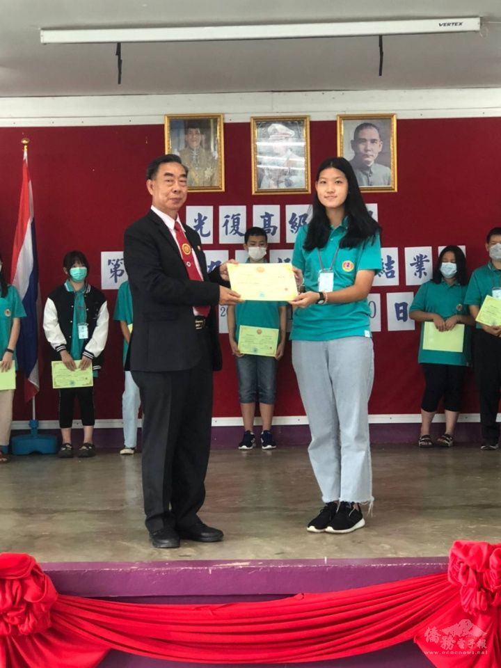 光復高中校長顏協清向專修班學生頒發結業證書
