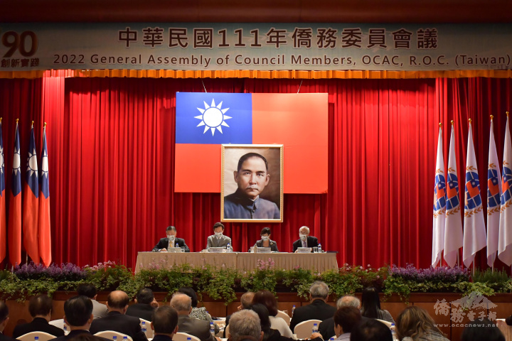 童振源(左2)、徐佳青(右2)、呂元榮(左1)及張良民(右1)主持綜合座談