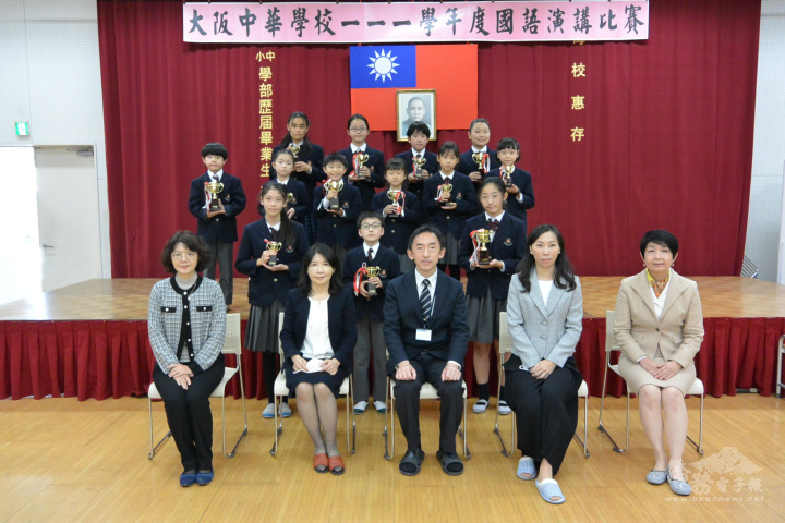 得獎同學與校長及評審合影