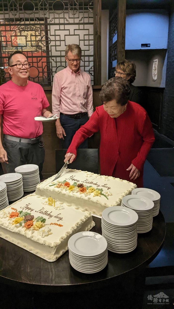 Lucy Ho is cutting cake with assistance of Shaun Lee [Photo: Jack Tsai]