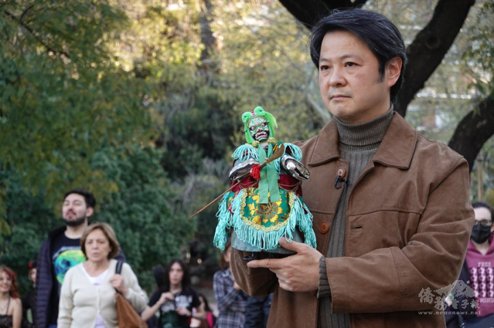 阿根廷僑胞黃勝煌，用西班牙語演出西遊記布袋戲深獲好評