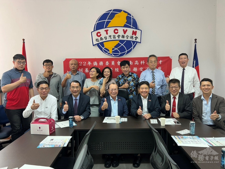 胡志明市臺商會會長袁濟凡(第一排左3)、弘光科大院長黃文鑑(第一排左2)、國際長田其虎(第一排右2)、僑務組長張皓鈞(第一排右3)合影