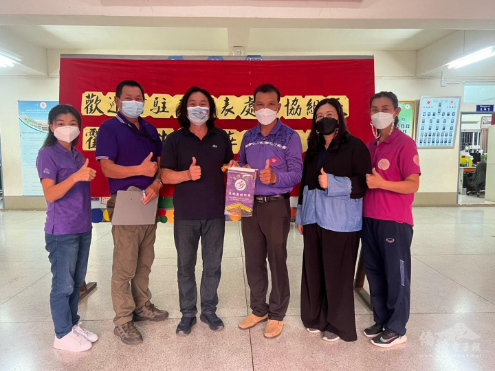 霍霈參訪華雲學校，校長田景燦等歡迎合影