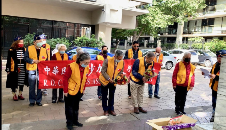 姚廣孝理事長率會員向國父銅像獻花