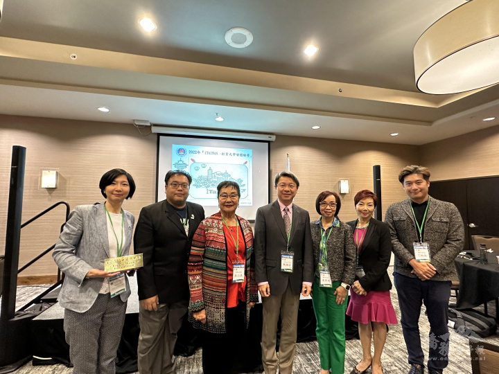 左起為西雅圖文教中心主任吳曉竹、西雅圖臺灣商會會長韋志澄僑務促進委員、西雅圖高雄市姐妹會會長吳小燕僑務諮詢委員、駐西雅圖辦事處處長甄國清、僑務促進委員黃秀林、世界華人工商婦女企管協會西雅圖分會會長司徒美寶、僑務促進委員丁懿辰