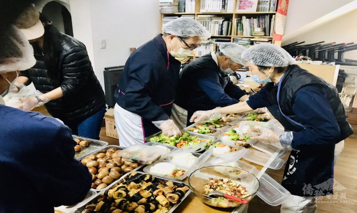 慈濟志工製作愛心便當