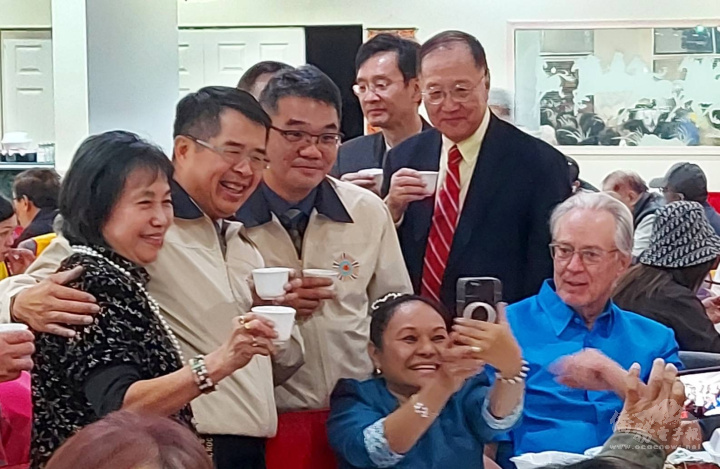 倪邦臣組長和程國峰秘書向鳳凰城美國退伍軍人團體負責人敬酒