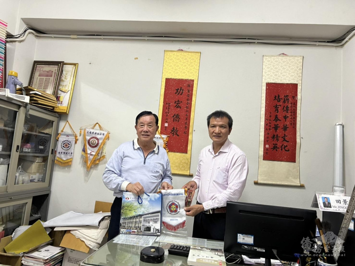 亞洲餐旅學校董事長徐國潤向華雲學校校長田景燦致贈紀念品