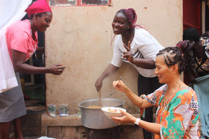 SPT資助的 「Uganda sister R&R 重生計畫」，其中一個sister Christine 創業，彭鈴鈴幫她試菜