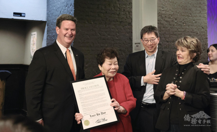 Lucy Ho (左二) 高興地捧著剛由塔城市長John E. Dailey (左一) 宣讀有關她殊榮的公告文【攝影：夏良宇】