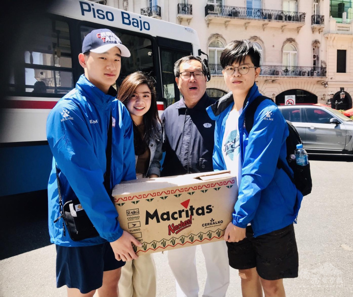 熱騰騰便當裝箱送到旅館