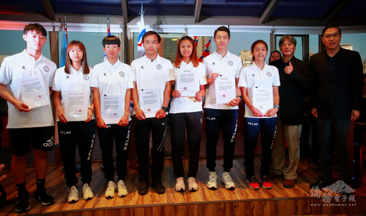 金牌選手們與劉永元團長及駐阿根廷大使曹立傑(右1)合照