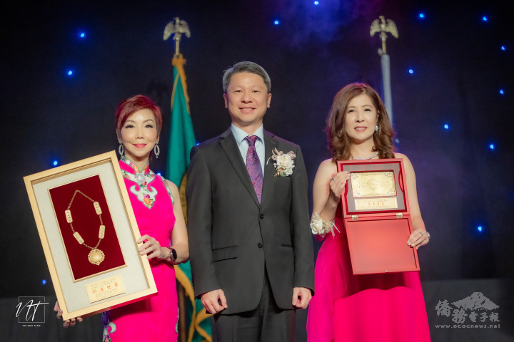 處長甄國清(中)代頒總會賀禮(左為司徒美寶、右為王妙菁)