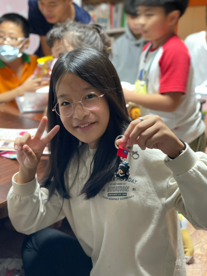  韓國智華中文學校學生開心收到來自國際學伴的小禮物