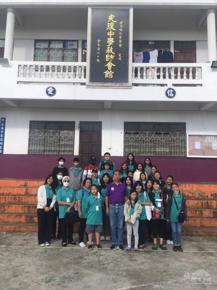 光復高中校長顏協清與專修班學生合影