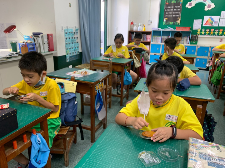 大村國小學員一起挑戰韓國傳統點心椪糖