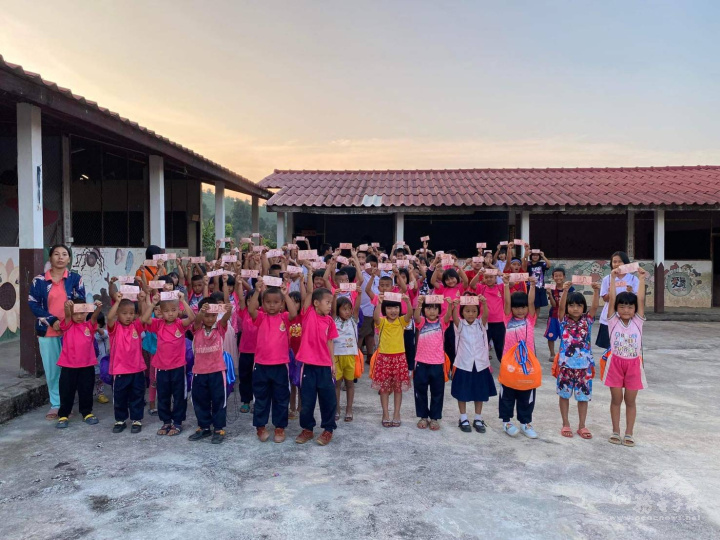 泰華婦女聯合會向泰北山區華校學生發放零用金