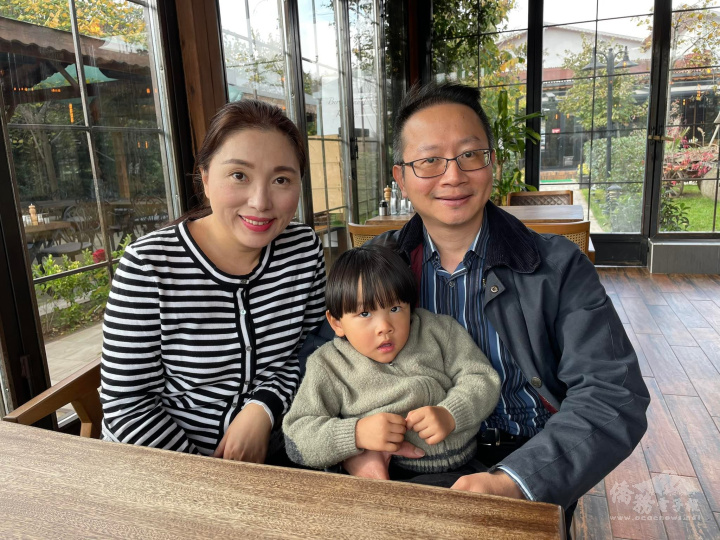 陳明澤與夫人曾壬華和小兒子一家三口鼎力支持僑社活動