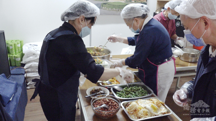 慈濟志工準備菜餚