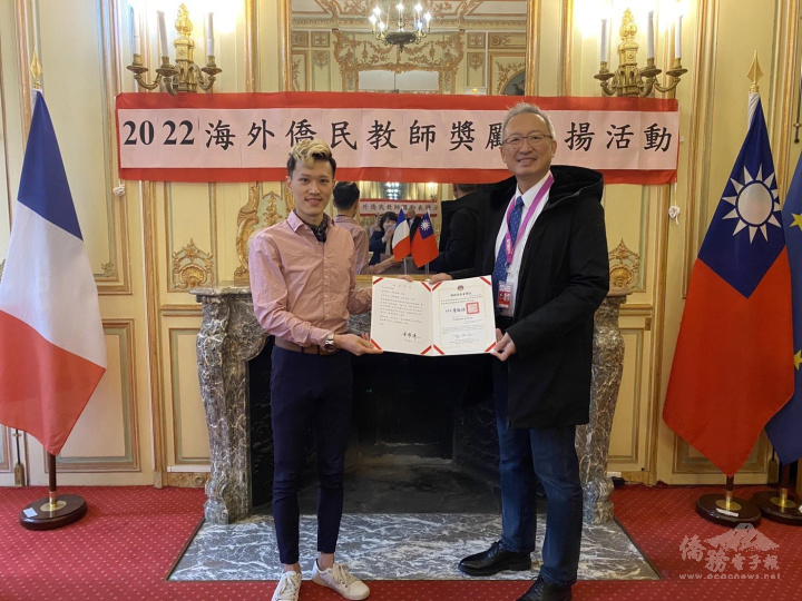 吳志中（右）頒發教師獎勵獎狀予5年屆教歷李昕昱老師（左）