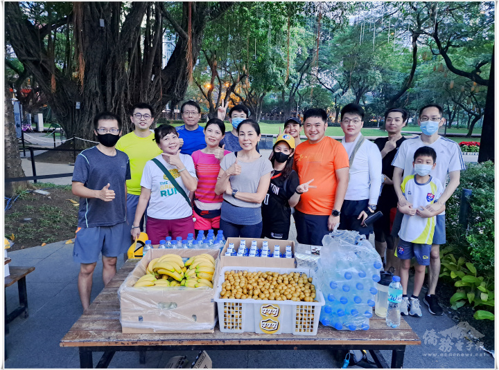 菲律賓臺商總會青商會準備滿滿的水果及運動飲料為參賽選手補充能量