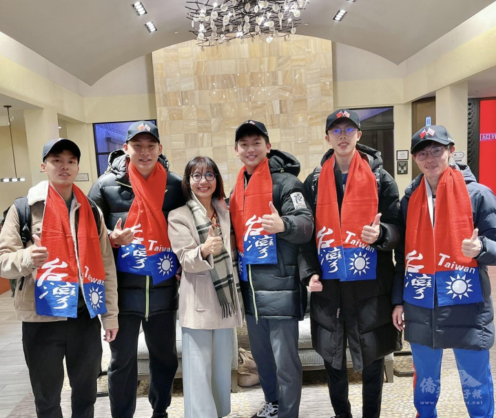 盧英燕贈予國旗圍巾給所有選手