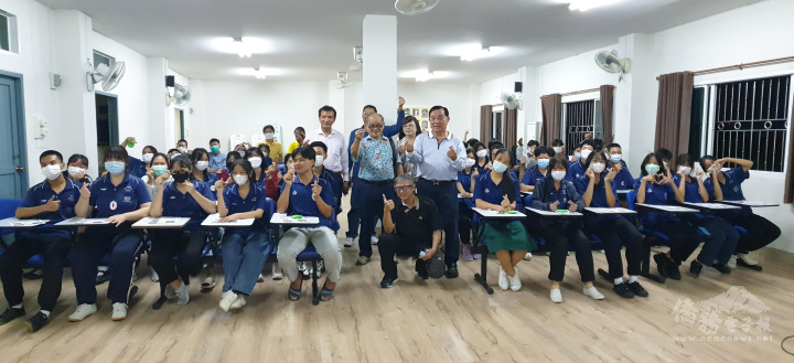 徐國潤、黃仲文與華雲學校師生合影