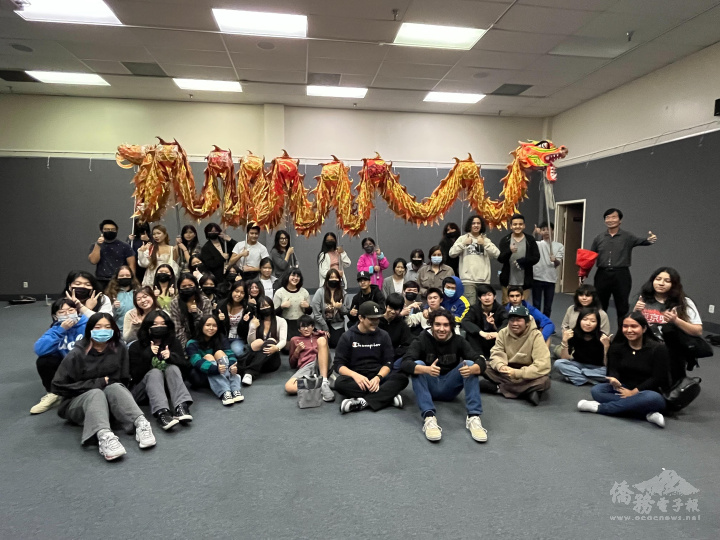 學生體驗舞龍表演