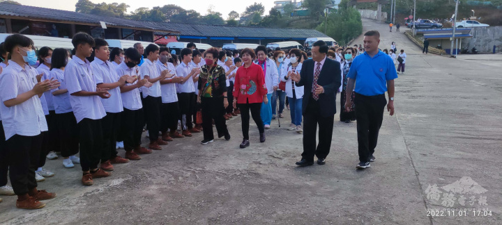 美斯樂興華中學師生列隊歡迎泰華婦女聯合會參訪團