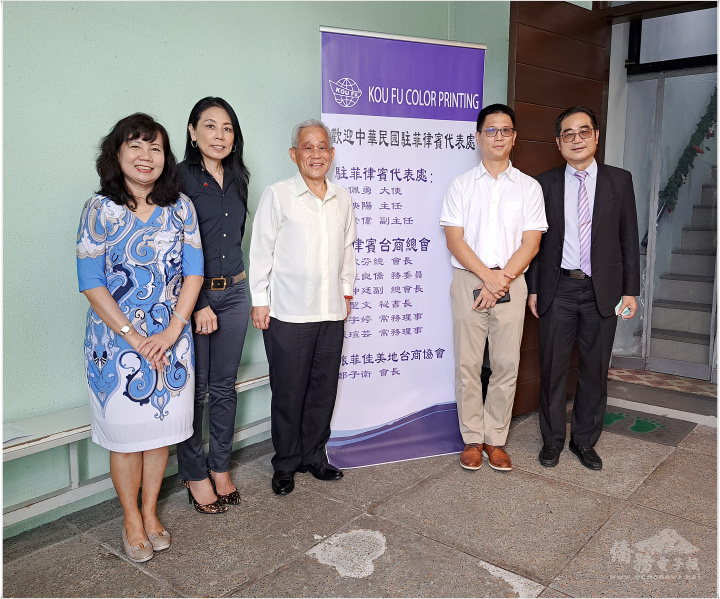 大使徐佩勇偕菲華文教中心及菲律賓臺商總會人員參訪國富印刷公司與總經理游惠堯合照