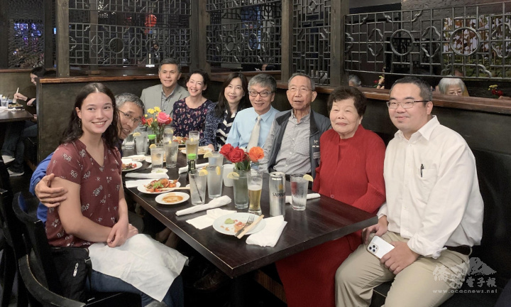 Lucy Ho (second from right) takes a group photo with the guests [Photo: Liang Yu Hsia]
