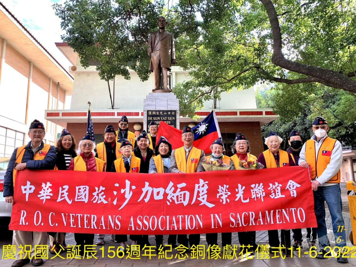 榮光會幹部於國父銅像前合影