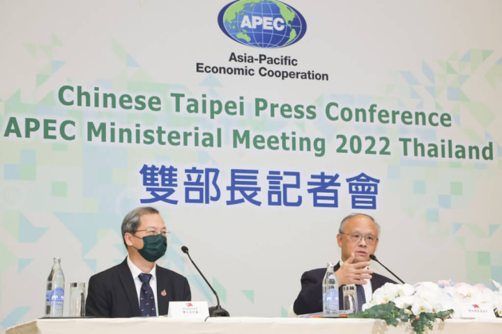 亞太經濟合作會議（APEC）雙部長會議17日在泰國曼谷舉行，國發會主委龔明鑫（左）、行政院政務委員鄧振中（右）代表台灣出席，會後兩人在記者會中透露，過程中至少與6到8國部長級官員交流。