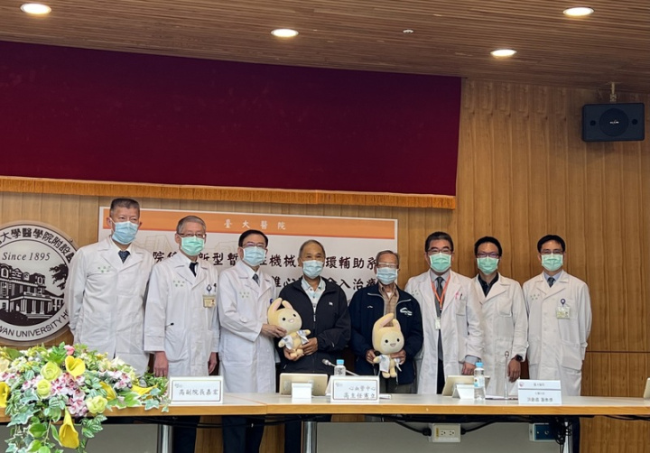 台大醫院16日舉行記者會，公布台灣首2例使用新循環輔助系統救助心臟成功個案，邀請病友（右4、右5）出席，分享心路歷程。