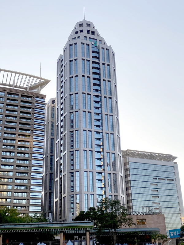 新北市政府地政局20日發布新聞表示，板橋區縣民大道及新府路口的板信商業銀行雙子星總部大樓，連續第14年蟬聯新北市地王，112年度公告土地現值為每平方公尺新台幣76.2萬元，換算每坪約252萬元。