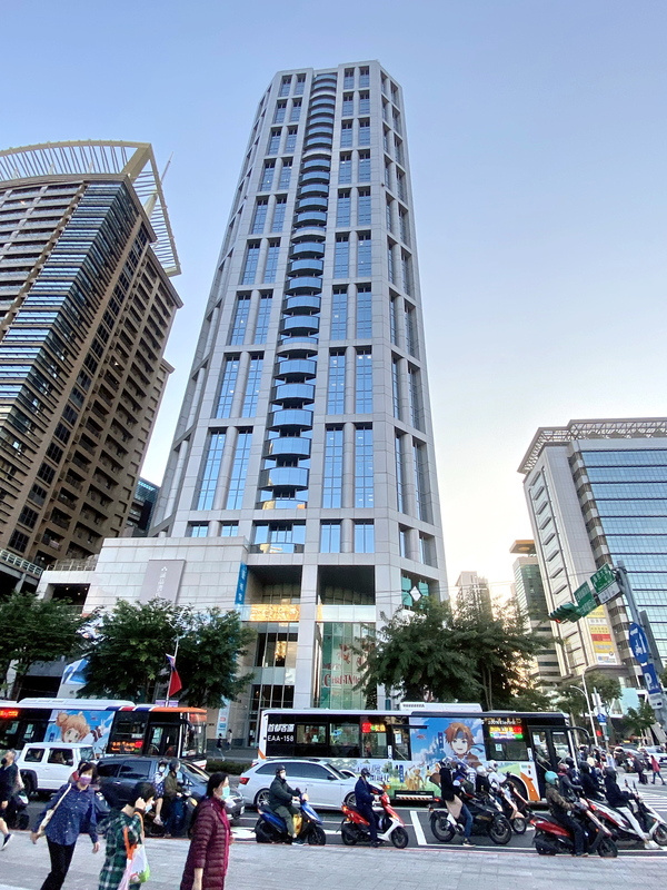 新北市政府地政局20日發布新聞表示，已評議完成112年度公告土地現值，板橋區縣民大道及新府路口的板信商銀雙子星總部大樓，連續第14年蟬聯新北市地王。