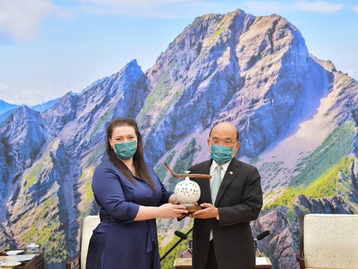 2022年12月1日行政院長蘇貞昌接見「英國國會下議院外交委員會」訪團一行