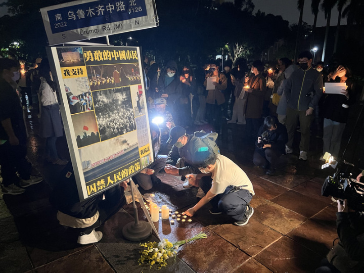 中國反封控、爭取自由的「白紙運動」遍地開花，台灣大學大批學生30日晚間也在校園自主發起燭光悼念活動，聲援中國抗爭者，並為烏魯木齊火災罹難者哀悼。