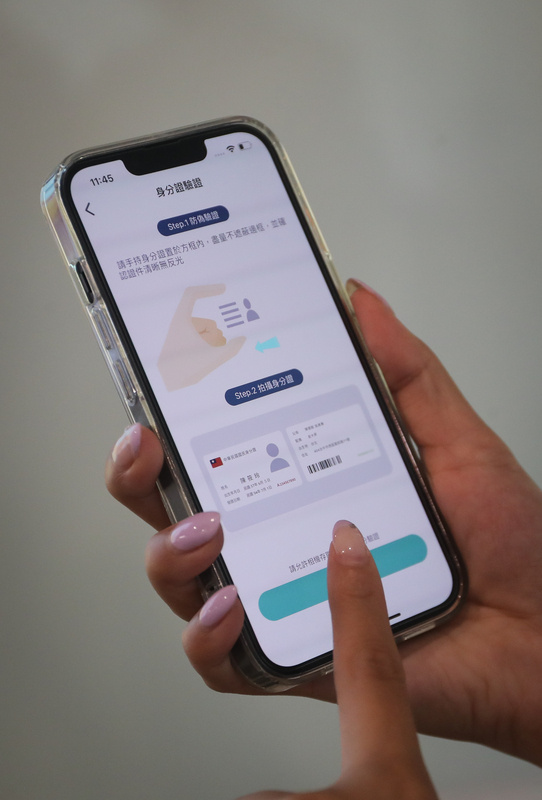 新創Authme初期瞄準高標準的金融業，成功取得純網銀LINE Bank作為第一個客戶。圖為身分證影像防偽偵測。
