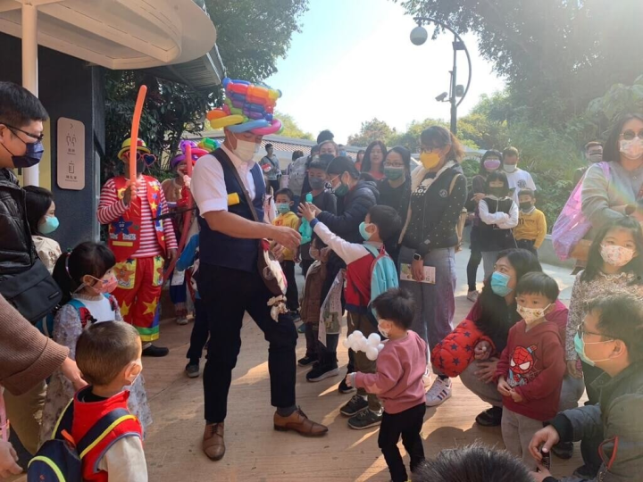 高雄壽山動物園試營運迄今已逾5萬人次到訪，園方表示，元旦連假正常開放，並規劃街頭藝人表演等多項精彩活動。（高雄市政府提供）