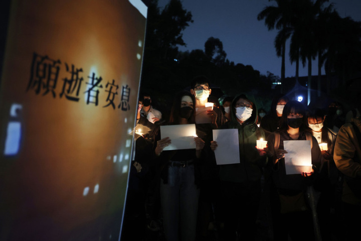 中國各地近期陸續出現白紙運動響應者，台灣大學30日晚間也舉辦燭光悼念會，參與者手持燭光及白紙，悼念烏魯木齊大火罹難者，也力挺白紙運動。