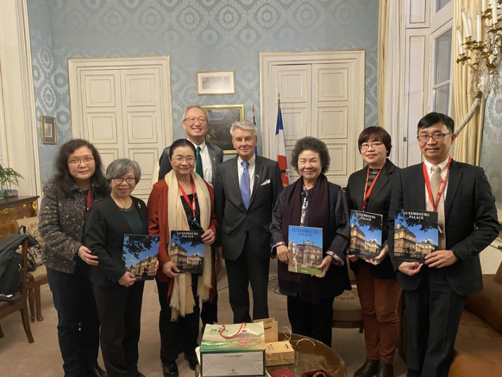 法國參議院副議長暨友台小組主席李察（中）5日於參議院接見陳菊（右3）、吳志中（後）、田秋堇（左3）、葉大華（右2）、蘇麗瓊（左2）、陳俊宏（右1）、蘇瑞慧（左1）等人，並贈與訪團參議院紀念書。