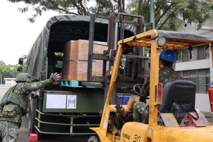 演練單位接獲命令後，完成人員乘車編組及各類補給品裝載。