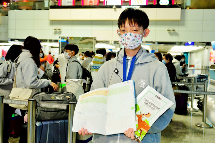 北一女樂儀旗隊27日搭機赴美，將參與在加州登場的玫瑰花車大遊行。為能銜接返台後的期末考及學測，樂隊隊長簡宜珊受訪表示，每個隊員都有帶上講義、課本，還請老師在上課時錄音，供隊員在練習之餘、通勤或在飯店休息時能複習備考。