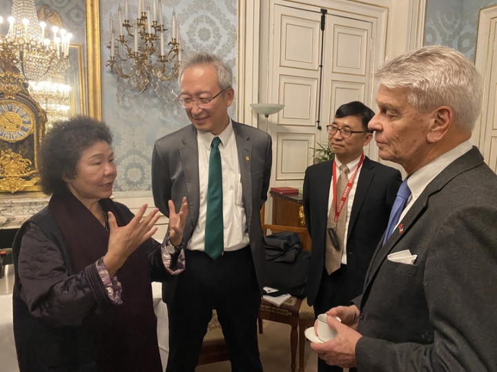 陳菊代表蔡英文總統表達台灣面對威脅將捍衛自己的決心，也希望能與法國有更多交流、合作，並邀請李察（右）再度訪台。