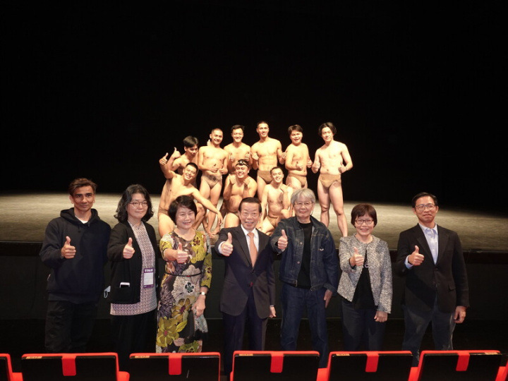 布拉瑞揚舞團3日在KAAT神奈川藝術劇場公演。2日採排時，駐日代表謝長廷（前排中）、台灣文化中心主任王淑芳（前排右2）、國藝會董事長林曼麗（前排左3）前往觀賞。